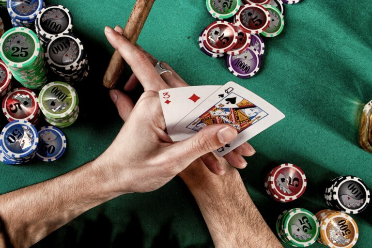 Homme jouant au poker en fumant un cigare, illustrant les addictions.