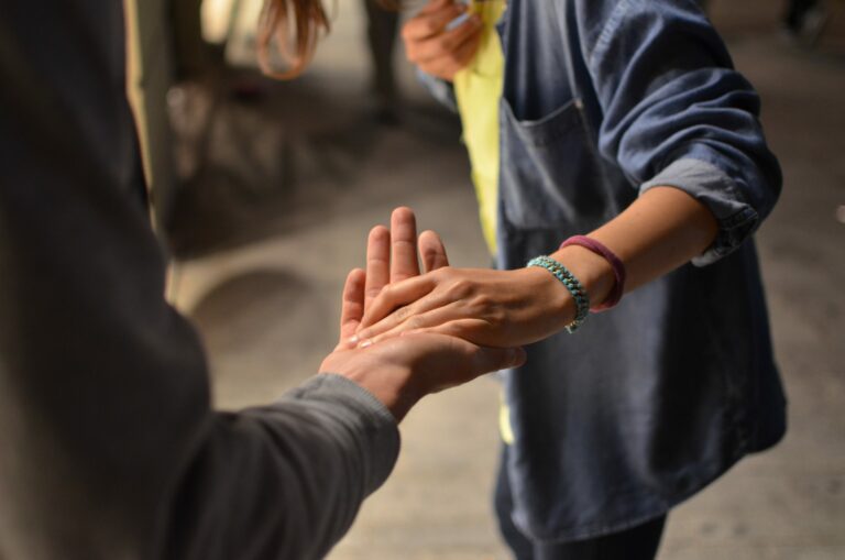 Une personne tend la main à une autre personne.